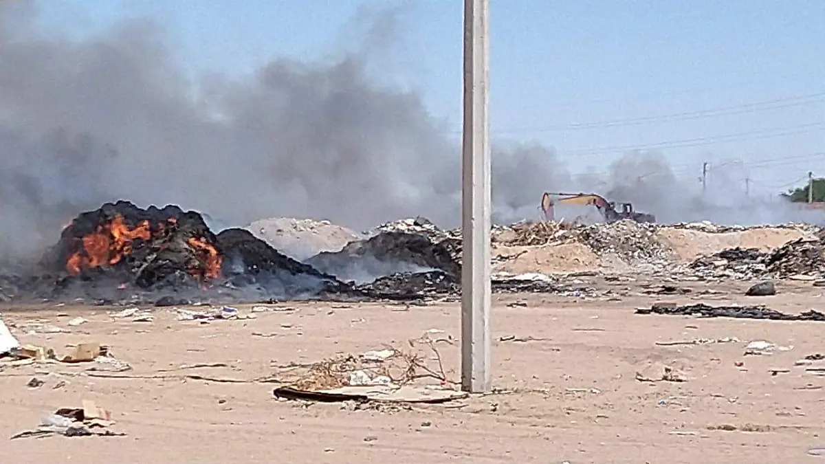 Con maquinaria pesada de la misma recicladora, fue removia la basura, para que los bomberos apagaran el fueg